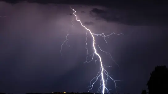 Blitze entladen sich während eines Gewitters. (Foto: Robert Michael/dpa-Zentralbild/dpa/Symbolbild)