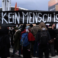 Über 700 Menschen demonstrieren am Münchner Flughafen. (Foto: Felix Hörhager/dpa)