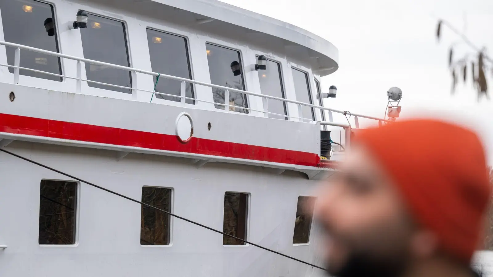 Nach zweieinhalb Jahren wird die Notunterkunft an Bord der MS Rossini geschlossen. (Archiv) (Foto: Armin Weigel/dpa)