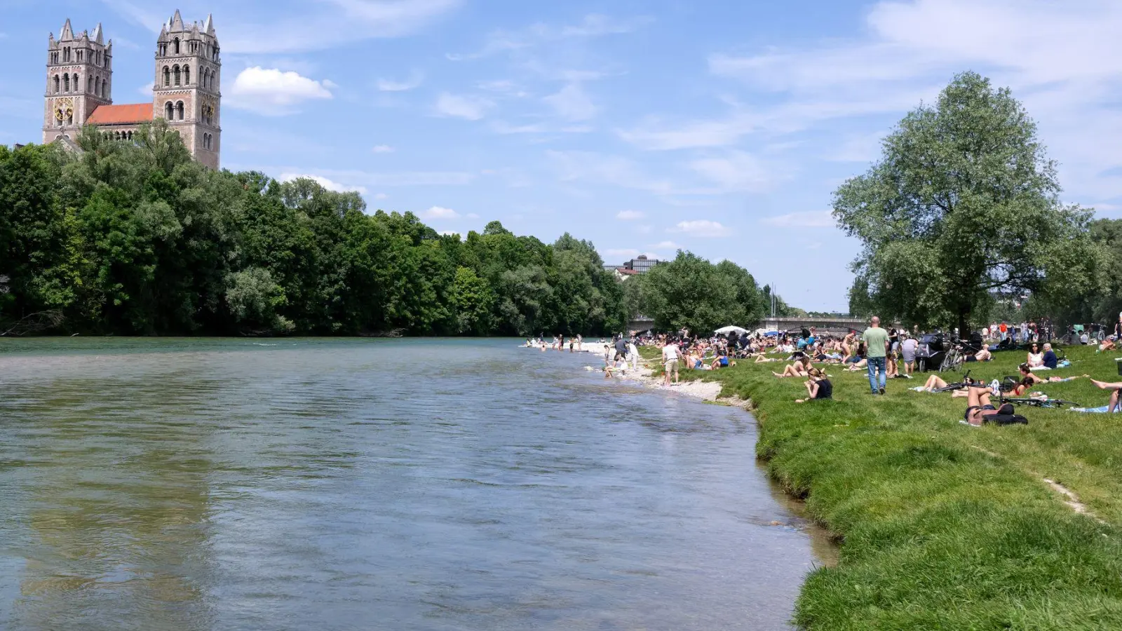 Die Isar in München. Der Montagvormittag könnte noch einmal Sonne bringen, doch am Nachmittag sollen Wolken aufziehen. (Symbolbild) (Foto: Sven Hoppe/dpa)