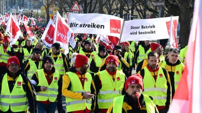 Mitarbeiter der Deutschen Post demonstrieren auf dem Schloßplatz in Dortmund für ihre Forderungen in der Tarifrunde. (Foto: Bernd Weißbrod/dpa)
