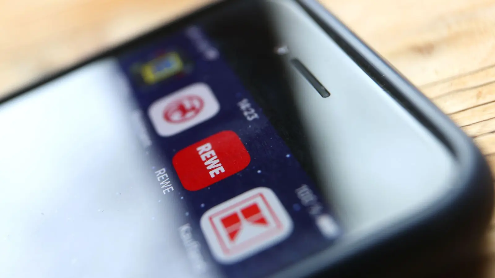 Im Schnitt sind mit den Einkaufs-Apps oft nur Mini-Rabatte drin. Und auch die sind schnell wieder weg, wenn man nicht diszipliniert einkauft. (Foto: Karl-Josef Hildenbrand/dpa/dpa-tmn)