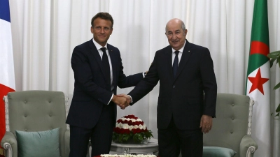 Emmanuel Macron (l.) und Abdelmadjid Tebboune. (Foto: Anis Belghoul/AP/dpa)