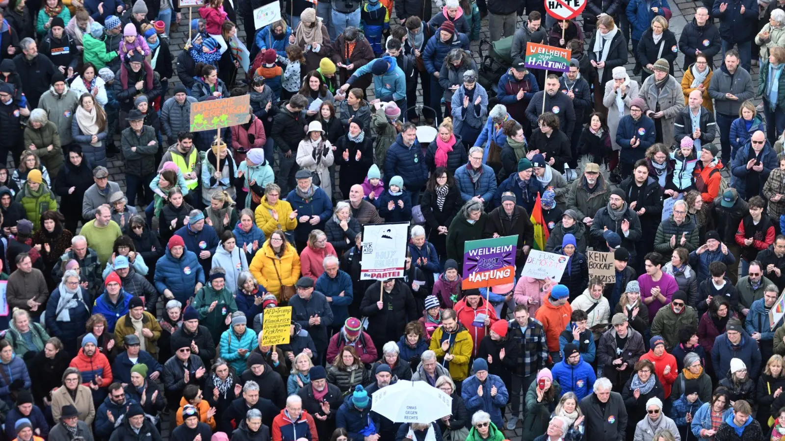 Weilheim ist bunt statt braun, stand auf einigen Plakaten.  (Foto: Felix Hörhager/dpa)