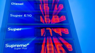 Tanken dürfte teurer werden mit dem steigenden CO2-Preis. (Foto: Jens Büttner/dpa)