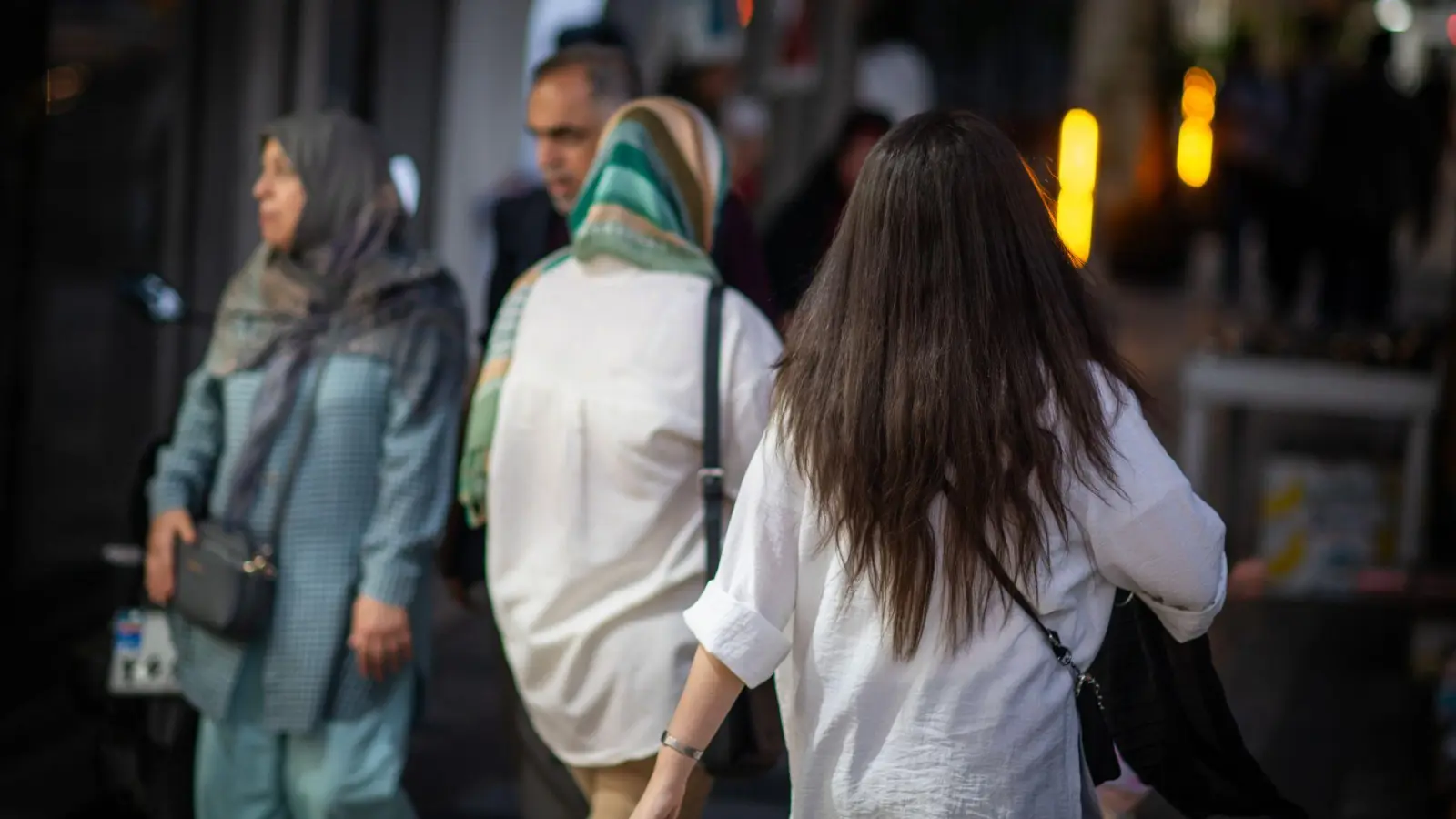 Straßenszene in Teheran. Aus Protest gegen das islamische Herrschaftssystem ignorieren viele Frauen die Kopftuchpflicht. (Foto: Arne Bänsch/dpa)