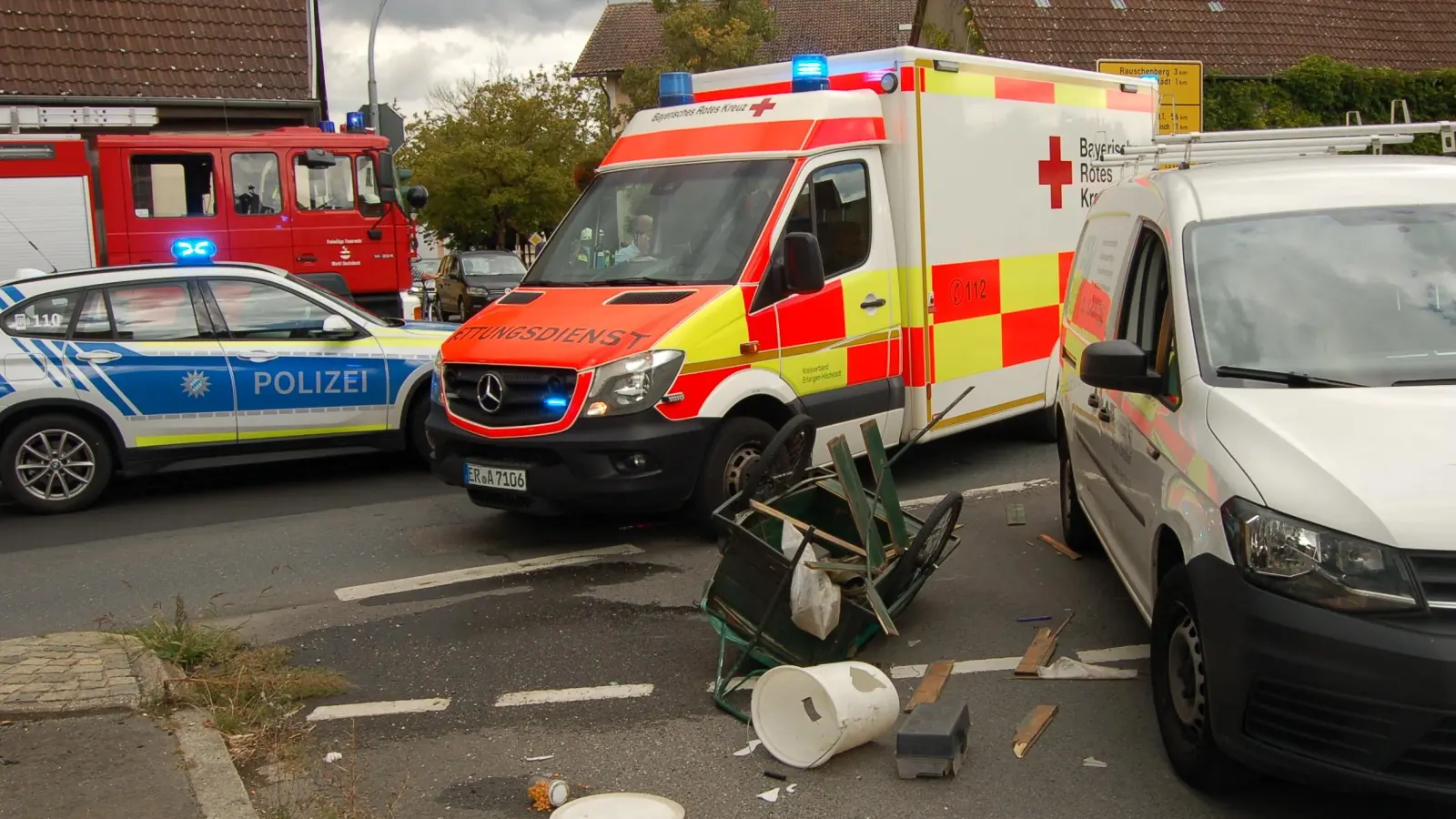 Bei der Kollision an der Kreuzung in Dachsbach wurde auch der Moped-Anhänger zerstört. (Foto: Christa Frühwald)