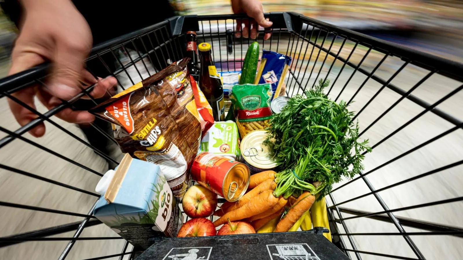 Beim Einkauf im Supermarkt lassen Kunden immer häufiger Markenartikel links liegen und greifen stattdessen zu den preisgünstigeren Eigenmarken der Handelsketten. (Foto: Fabian Sommer/dpa)