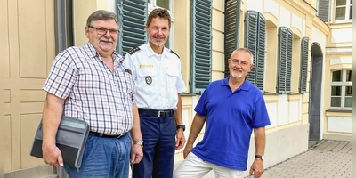 Der Leitende Polizeidirektor Dieter Hegwein (Mitte) empfing Fritz Heubeck (links) und Michael Vogel (rechts) vom Seniorenbeirat Ansbach zu einem konstruktiven Gespräch in der Polizeiinspektion Ansbach. (Foto: privat)