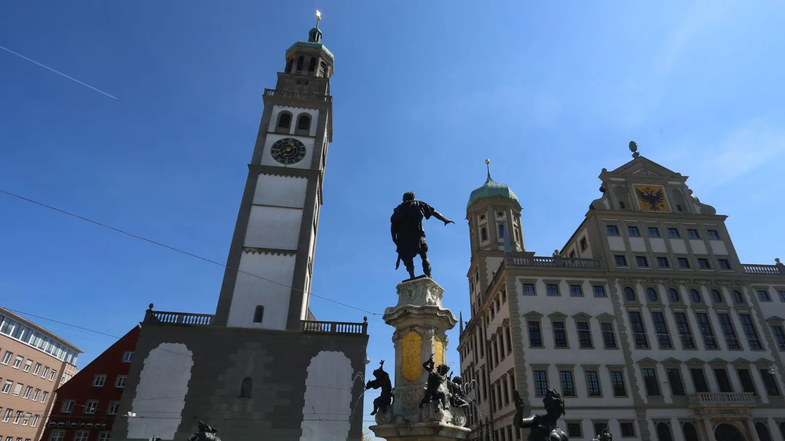 Der Perlachturm ist ein Wahrzeichen der Stadt Augsburg - nun rückt die Sanierung näher. Es wird kein leichtes Unterfangen. (Archivbild) (Foto: Karl-Josef Hildenbrand/dpa)