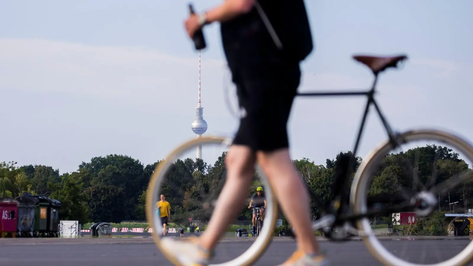 Auch auf dem Fahrrad ist Alkohol gefährlich. (Symbolbild)  (Foto: Christoph Soeder/dpa)