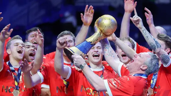 Dänemarks Trainer Nikolaj Jacobsen feiert mit seinen Spielern den erneuten WM-Sieg. (Foto: Jan Woitas/dpa)