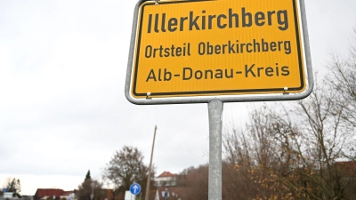 Das Ortsschild von Illerkirchberg. Zwei Mädchen wurden hier auf ihrem Schulweg angegriffen. (Foto: Bernd Weißbrod/dpa)