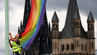 Segensfeiern für homosexuelle Paare sind in der katholischen Kirche umstritten. (Archivbild) (Foto: Oliver Berg/dpa)