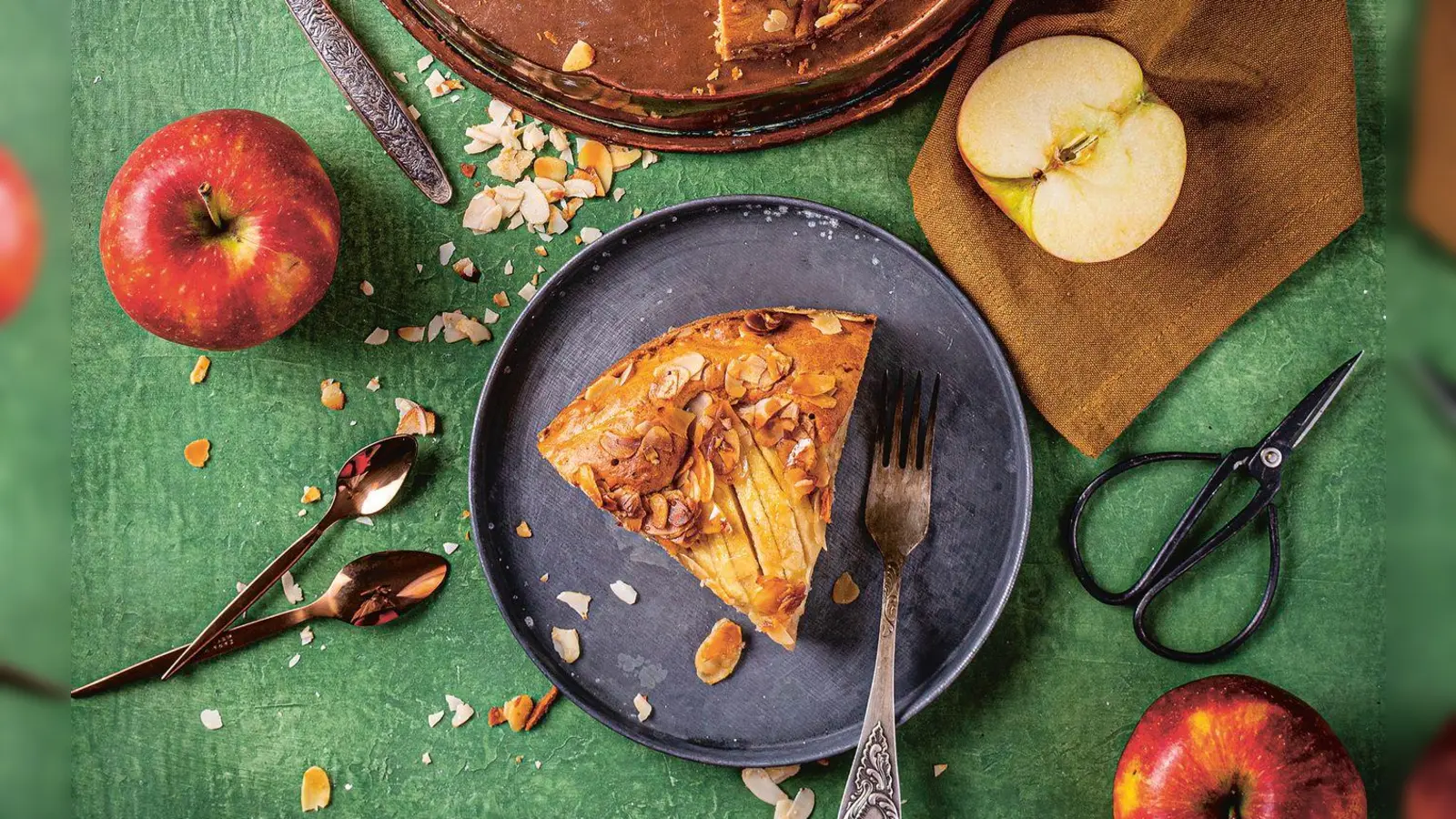 Ergibt ein besonderes Muster: Die halben Äpfel werden nicht in Scheibchen oder Viertel durchgeschnitten, sondern nur eingeritzt und tief in den zuckerfreien Teig gedrückt und gebacken. (Foto: Susann Kreihe/Christian Verlag/dpa-tmn)