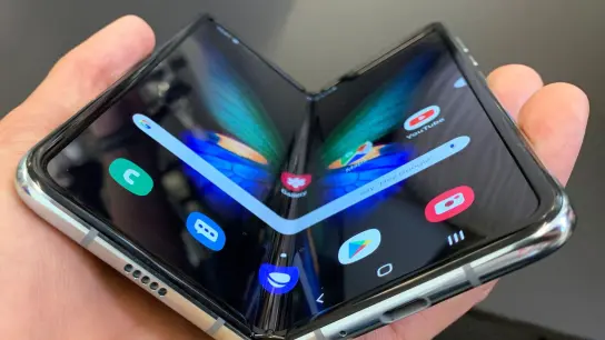 Das Smartphone Galaxy Fold von Samsung: Googles Smartphone soll aufgefaltet ein 7,6 Zoll großes Display haben - genauso groß wie beim Konkurrenz-Gerät. (Foto: Martyn Landi/PA/dpa)