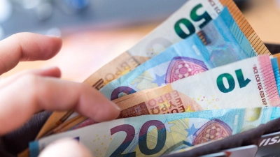 Seit mehreren Quartalen steigen die Löhne in Deutschland schneller als die Inflation. Das ist gut für die Kaufkraft der Menschen. (Symbolbild) (Foto: Monika Skolimowska/dpa-Zentralbild/dpa)