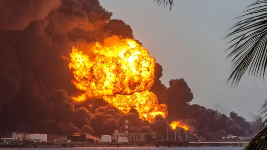 Flammen und Rauch steigen vom brennenden Treibstofflager in der Nähe des Hafens von Matanzas auf. (Foto: Ismael Francisco/AP/dpa)