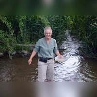 Dr. Ulrike Sandmeyer-Haus an einem ihrer Lieblingsplätze in der Haslach. Dort sucht sie gerne nach Kleinstlebewesen, die Aufschluss über die biologische Güte des Gewässers geben. (Foto: Johannes Zimmermann)