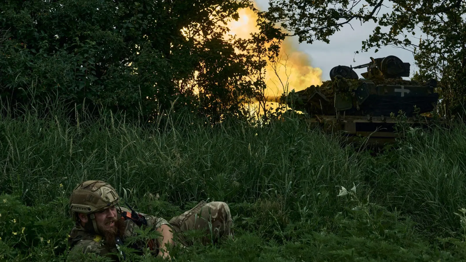 An der Frontlinie in der Nähe von Bachmut - ein Panzer feuert auf russische Stellungen. (Foto: Libkos/AP/dpa)