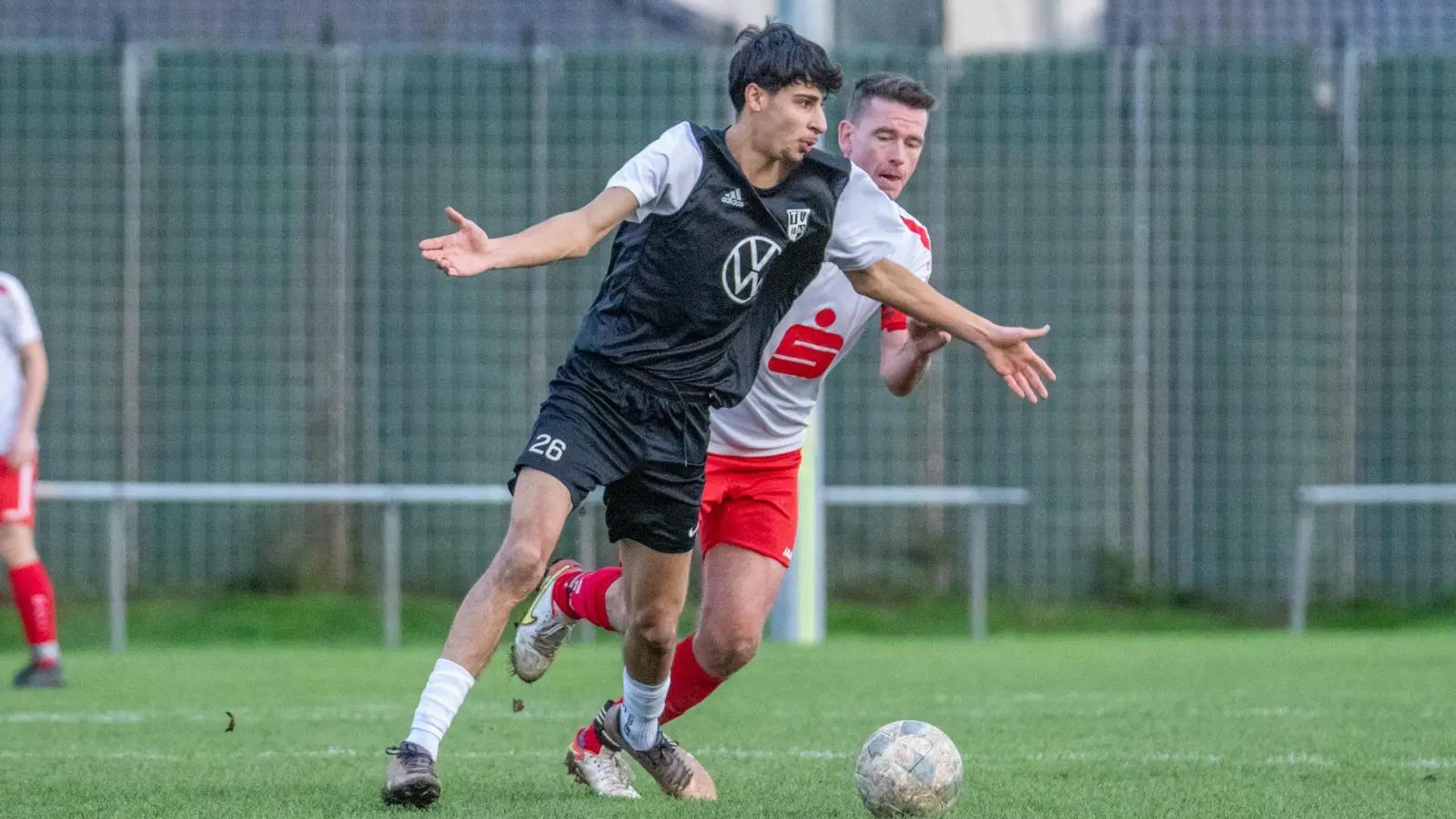 „Wohin mit dem Ball?“, schein Serhat Ugurlu (vorne) hier zu fragen. Dabei verlief die Saison seines TV Leutershausen auf Tabellenplatz zwei bislang sehr erfolgreich. Der Mitaufsteiger SG Wilburgstetten/Mönchsroth (Manuel Ehrmann) hat das Saisonziel Klassenerhalt dagegen schon fast aus den Augen verloren. (Foto: Markus Zahn)
