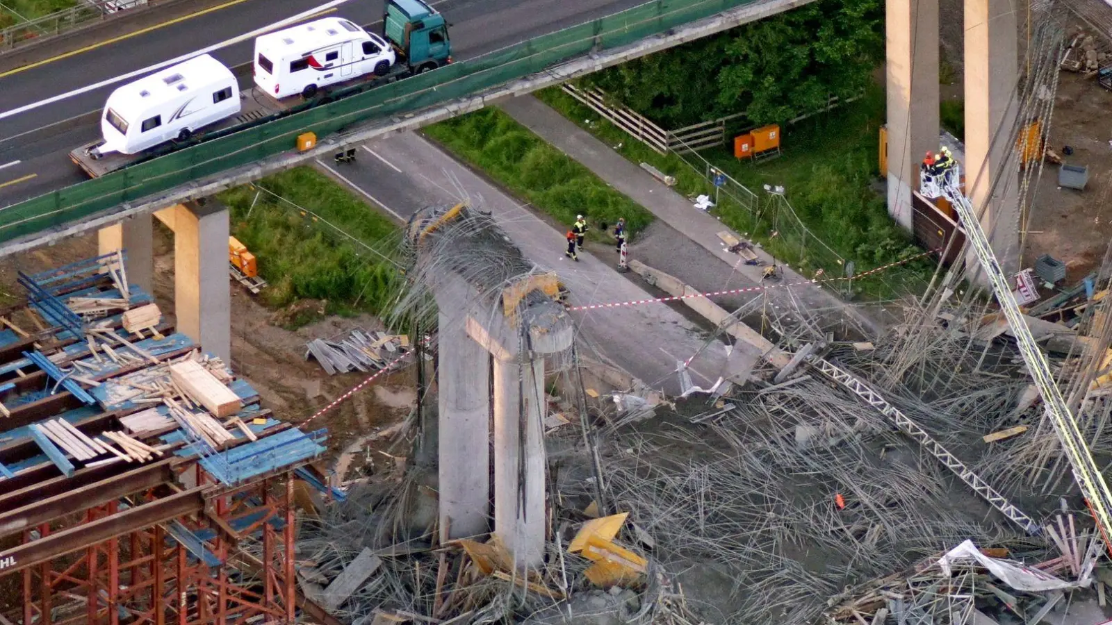 Die Luftaufnahme zeigt die Unfallstelle an einer Brücke bei Schweinfurt. (Foto: Hajo Dietz/dpa/Archivbild)