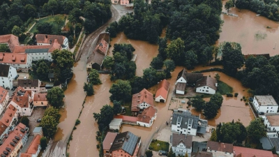 Durch das Hochwasser sind Straßen in Abensberg im niederbayerischen Landkreis Kelheim überschwemmt (Aufnahme mit einer Drohne). (Foto: Sebastian Pieknik/NEWS5 /dpa)