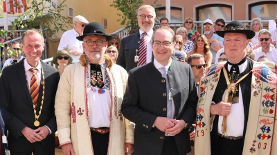 Betonten die Bedeutung der Siebenbürger Sachsen in einem vereinten Europa: Dinkelsbühls OB Dr. Christoph Hammer, Dr. Bernd Fabritius, Beauftragter der Bundesregierung für Aussiedlerfragen, Bundesinnenminister Alexander Dobrindt und der Bundesvorsitzende des Verbands der Siebenbürger Sachsen in Deutschland, Rainer Lehni (von links). (Foto: Martina Haas)