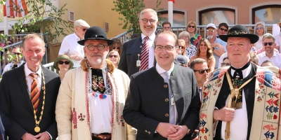 Betonten die Bedeutung der Siebenbürger Sachsen in einem vereinten Europa: Dinkelsbühls OB Dr. Christoph Hammer, Dr. Bernd Fabritius, Beauftragter der Bundesregierung für Aussiedlerfragen, Bundesinnenminister Alexander Dobrindt und der Bundesvorsitzende des Verbands der Siebenbürger Sachsen in Deutschland, Rainer Lehni (von links). (Foto: Martina Haas)