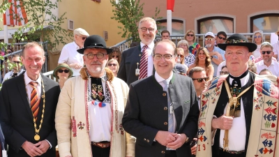 Betonten die Bedeutung der Siebenbürger Sachsen in einem vereinten Europa: Dinkelsbühls OB Dr. Christoph Hammer, Dr. Bernd Fabritius, Beauftragter der Bundesregierung für Aussiedlerfragen, Bundesinnenminister Alexander Dobrindt und der Bundesvorsitzende des Verbands der Siebenbürger Sachsen in Deutschland, Rainer Lehni (von links). (Foto: Martina Haas)