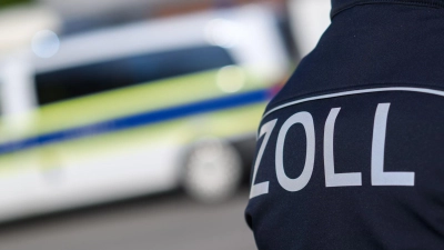 Weiße Farbspuren am Boden wurden einem flüchtenden Schwarzarbeiter in der Oberpfalz zum Verhängnis. (Symbolbild) (Foto: Julian Stratenschulte/dpa)