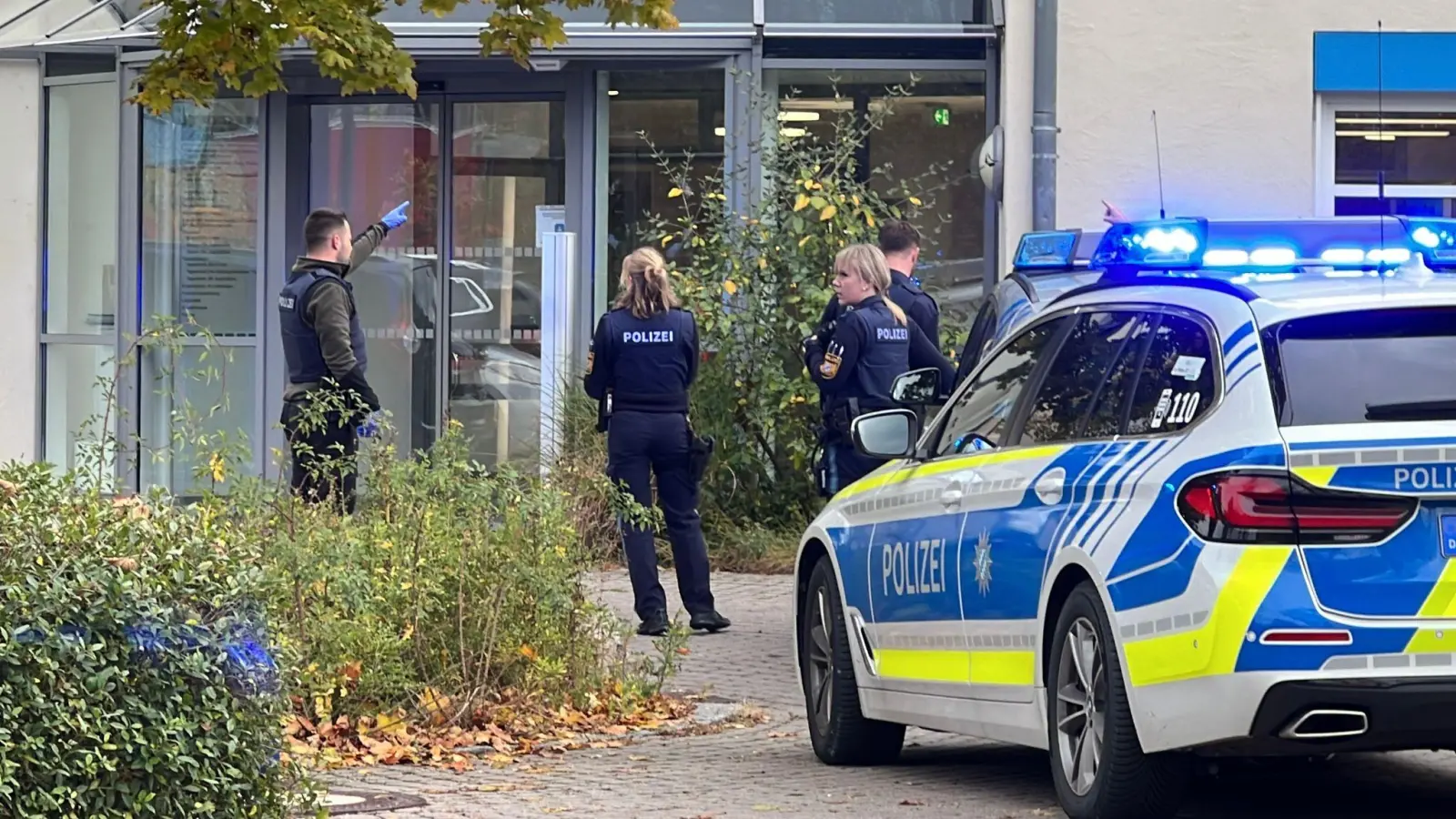 Polizisten stehen vor der kinder- und jugendpsychiatrischen Einrichtung in Regensburg. Viele Fragen zu dem Angriff sind noch offen. (Foto: André Baumgarten/Mediengruppe Bayern /dpa)