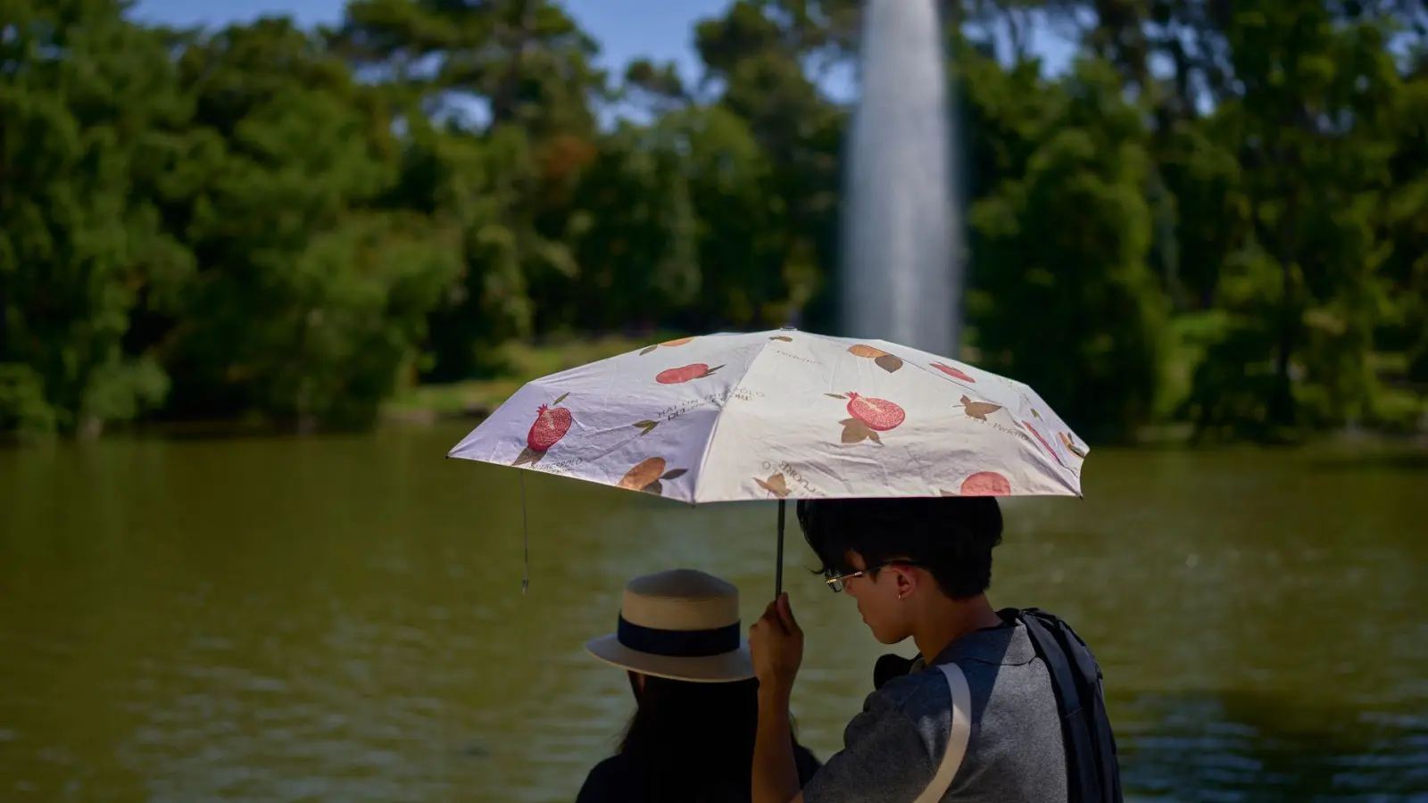 Trotz der Hitze mit Temperaturen von bis zu 39 Grad zog es viele Madrilenen und Touristen auf die Straßen der Hauptstadt. (Foto: Manu Fernandez/AP/dpa)