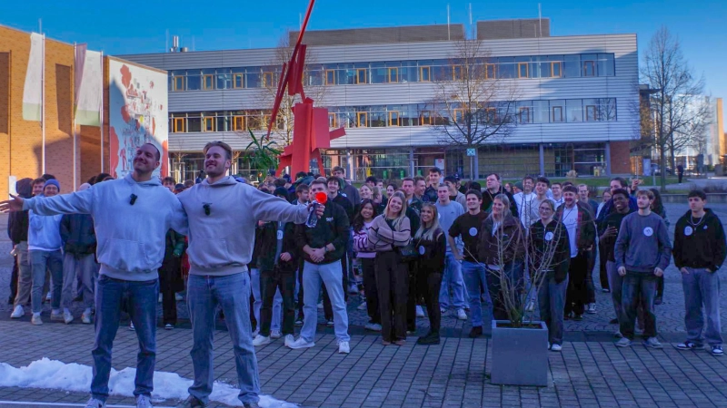 100 Menschen haben beim Versteckspiel auf dem Campus, organisiert von Joel Bougnot und Jakob Winkler, teilgenommen. (Foto: Jannic Hofmuth)