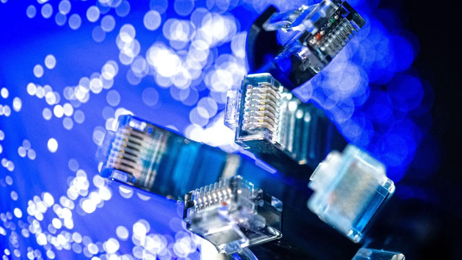 Verzögert sich der Glasfaserausbau, hat das auch Auswirkungen auf den Internetvertrag. (Foto: Sina Schuldt/dpa/dpa-tmn)