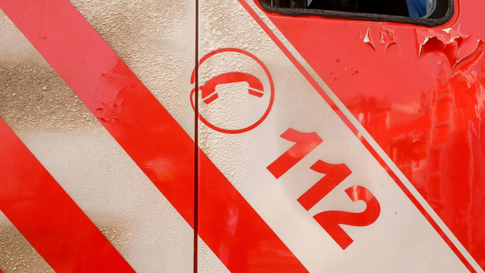 Die Notrufnummer „112“ steht auf einem Einsatzfahrzeug der Feuerwehr. (Foto: Thomas Warnack/dpa/Symbolbild)