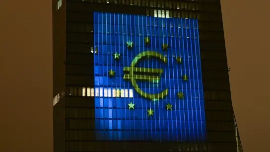 Die Europäische Zentralbank sagt der hohen Inflation im Euroraum den Kampf an - mit einer Anhebung des Leitzinses. (Foto: Arne Dedert/dpa/dpa-tmn)
