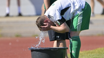 Abkühlung: Auch beim Fußball wichtig. (Foto: Martin Rügner)