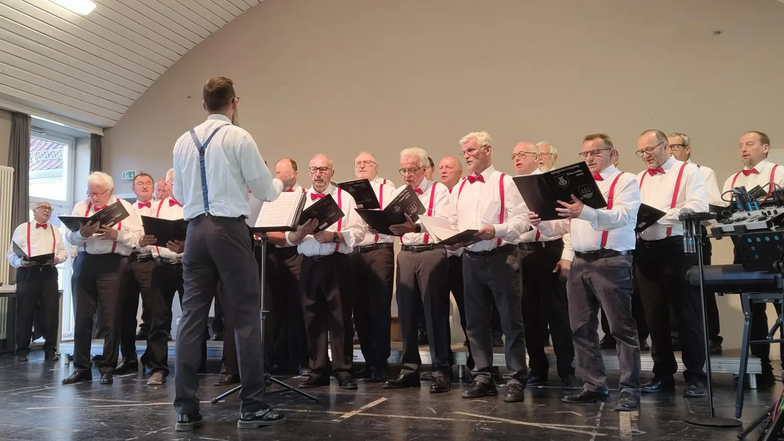 Der Männerchor Concordia 1831 Dinkelsbühl begeisterte mit seinem Auftritt ebenso wie die anderen Chöre. (Foto: Julia Bergmeister)
