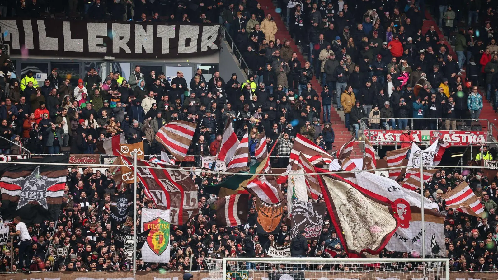 Die Ultra-Gruppe des FC St. Pauli bei einem Spiel im Millerntor-Stadion (Archivbild).  (Foto: Christian Charisius/dpa)