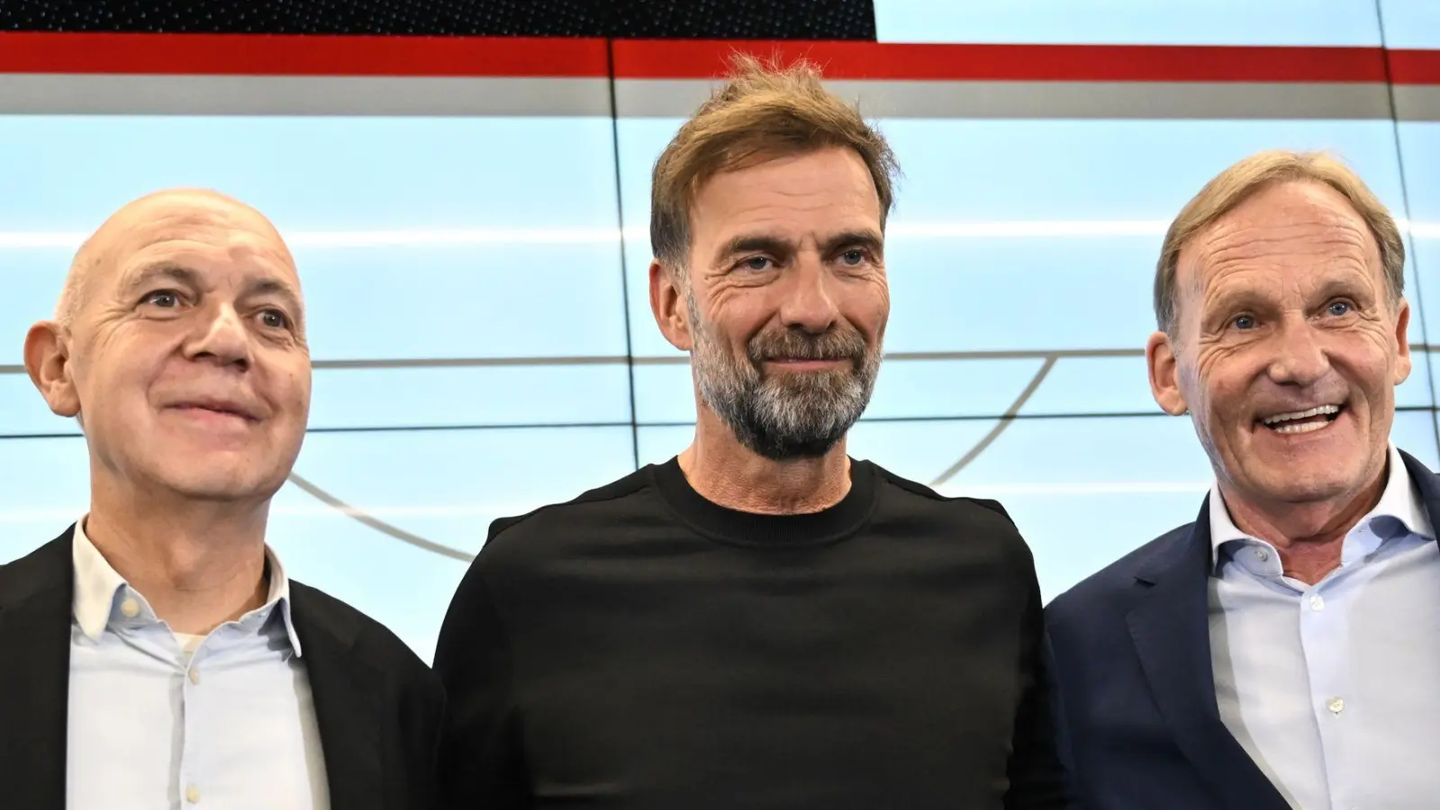 DFB-Vizepräsident Hans-Joachim Watzke (r) mit Bundestrainer Jürgen Klopp (M) DFB-Präsident Bernd Neuendorf. (Archivbild)  (Foto: Florian Wiegand/dpa)