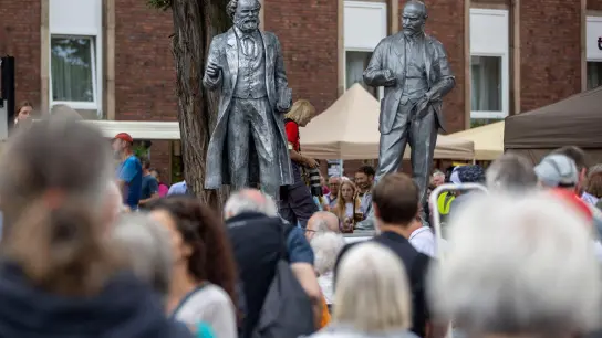„Marx und Lenin gehören zusammen“: 2020 hatte die MLPD vor der Parteizentrale bereits eine Lenin-Statue (rechts) aufstellen lassen. (Foto: Christoph Reichwein/dpa)
