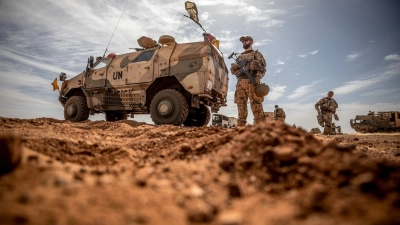 Ein Soldat der Bundeswehr steht am Flughafen nahe des Stützpunktes in Gao im Norden Malis (Archivbild). (Foto: Michael Kappeler/dpa)