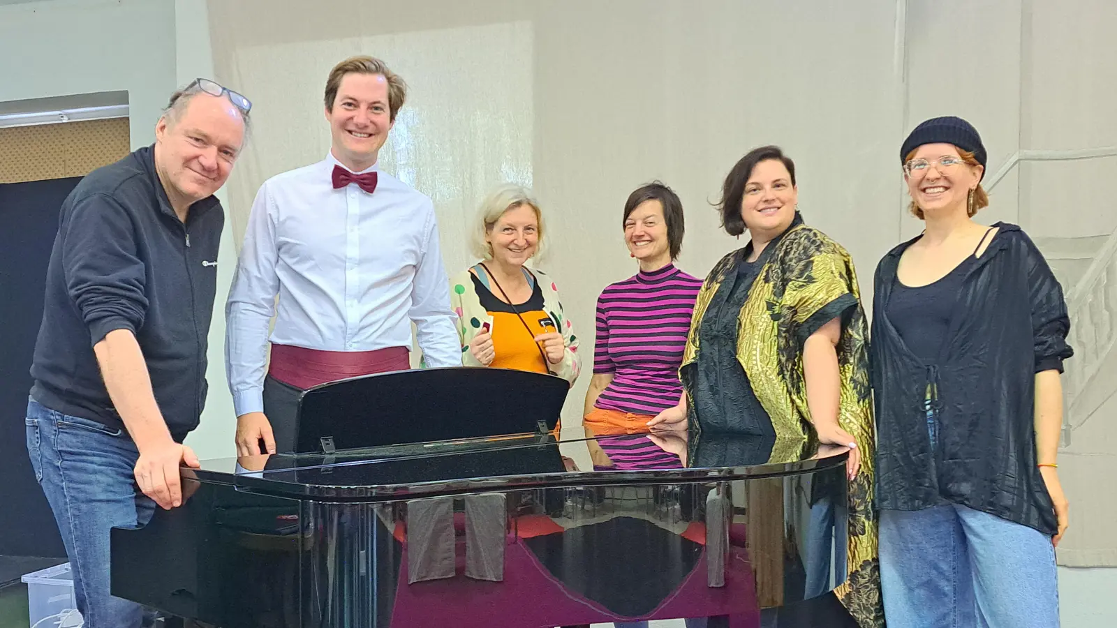 Bei der Probe zum Stück „Souvenir” am Rothenburger Toppler-Theater (von links): Jürgen Eick, Michael Großschädl, Claudia Kucharski, Veronika Stünkel, Jenavieve Moore und Lieselotte Kons. (Foto: Selbstauslöser)