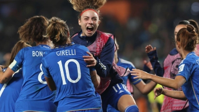 Cristiana Girelli (vorne,M) machte Italiens Sieg gegen Argentinien perfekt. (Foto: Rafaela Pontes/AP/dpa)
