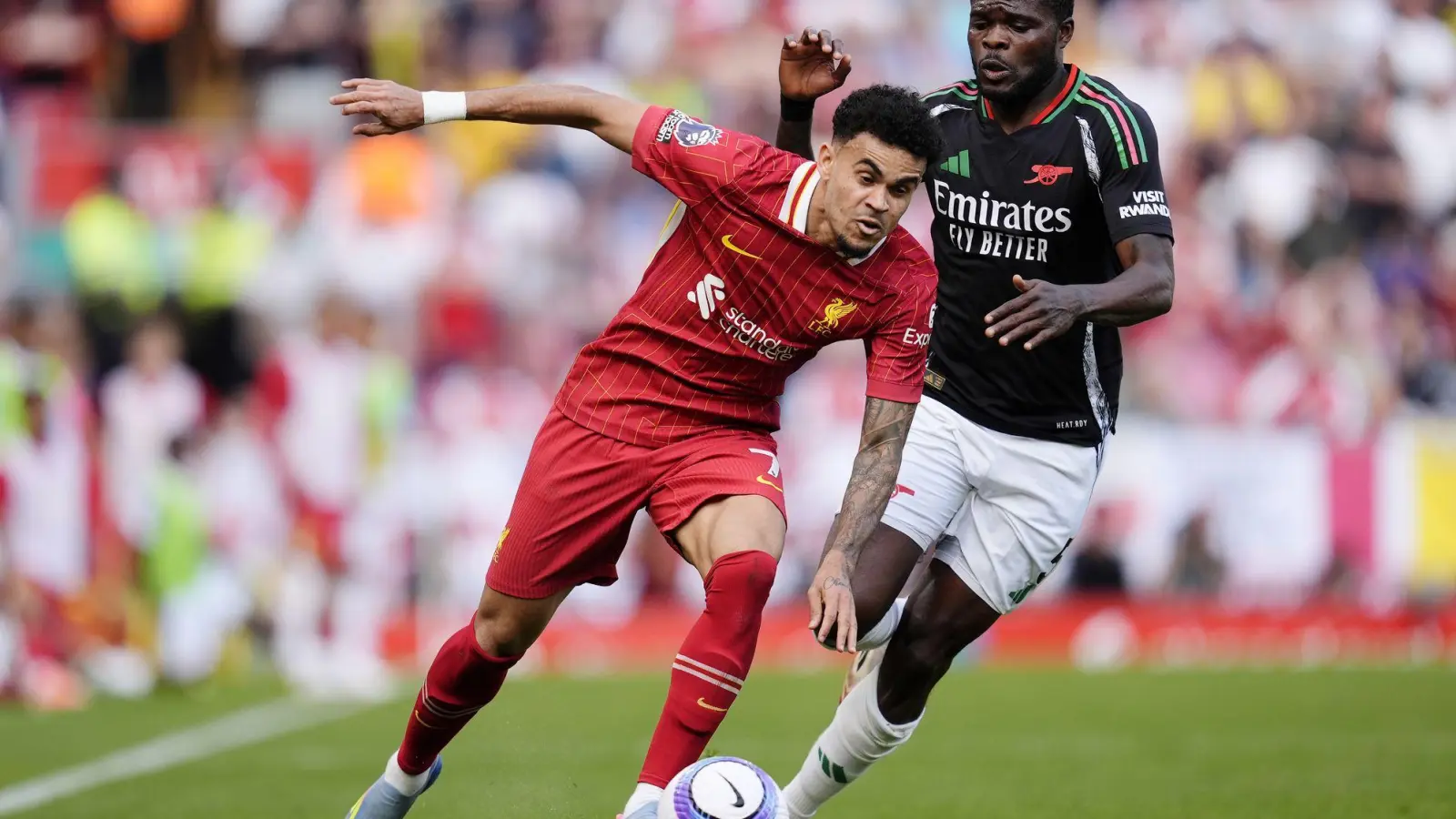 Keine Chance für die Bayern: Luis Díaz (l) soll beim FC Liverpool bleiben. (Foto: Nick Potts/PA Wire/dpa)