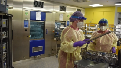 Im „unreinen“ Bereich der Neustädter Klinik kommen die kontaminierten Instrumente an, die aus dem Operations-Bereich stammen. Die Beschäftigten tragen eine Schutzausrüstung. (Foto: Ute Niephaus)