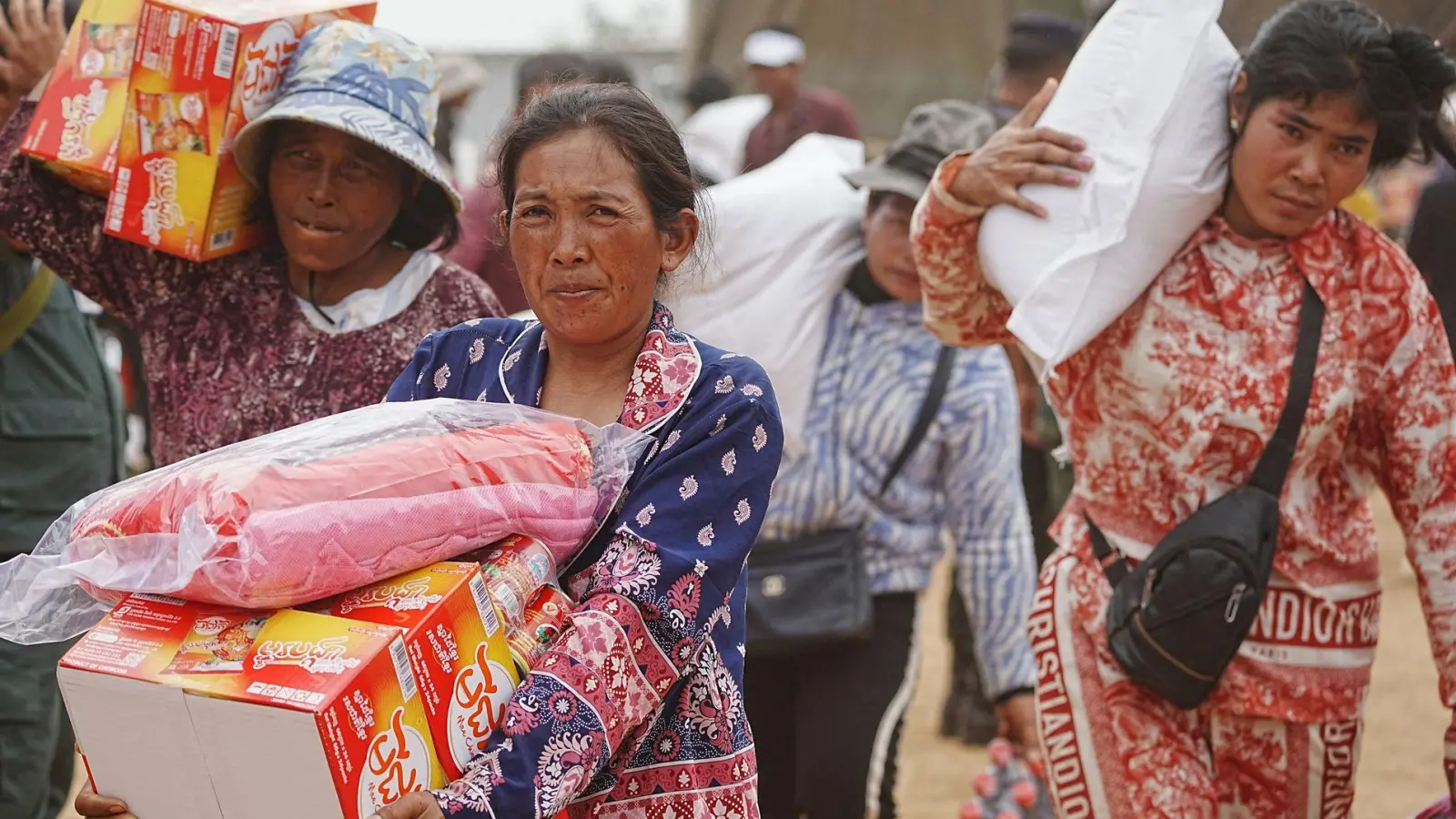 Evakuierte haben in der Provinz Oddar Meanchey im Norden Kambodschas Lebensmittel erhalten. (Foto: Heng Sinith/AP/dpa)