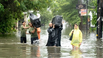 Bewohner und Urlauber mussten sich vielerorts in Sicherheit bringen.  (Foto: Dicky Bisinglasi/XinHua/dpa)