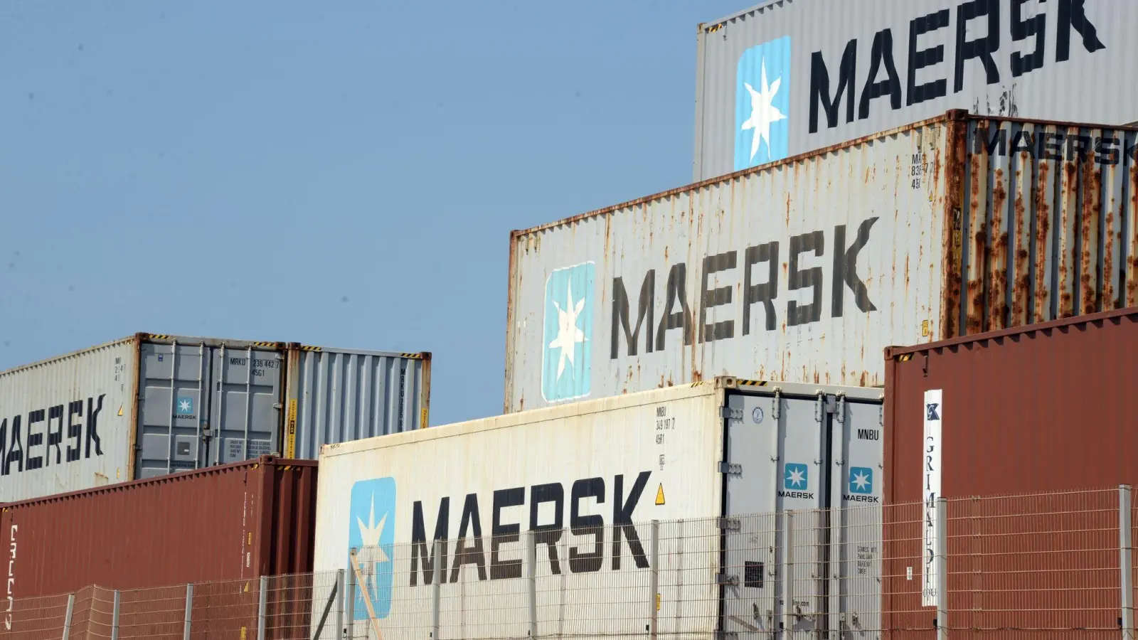 Container des Schifffahrtskonzerns Maersk: Die dänische Reederei und die Schweizer MSC gehen bald wieder getrennte Wege. (Foto: Gioia Forster/dpa)